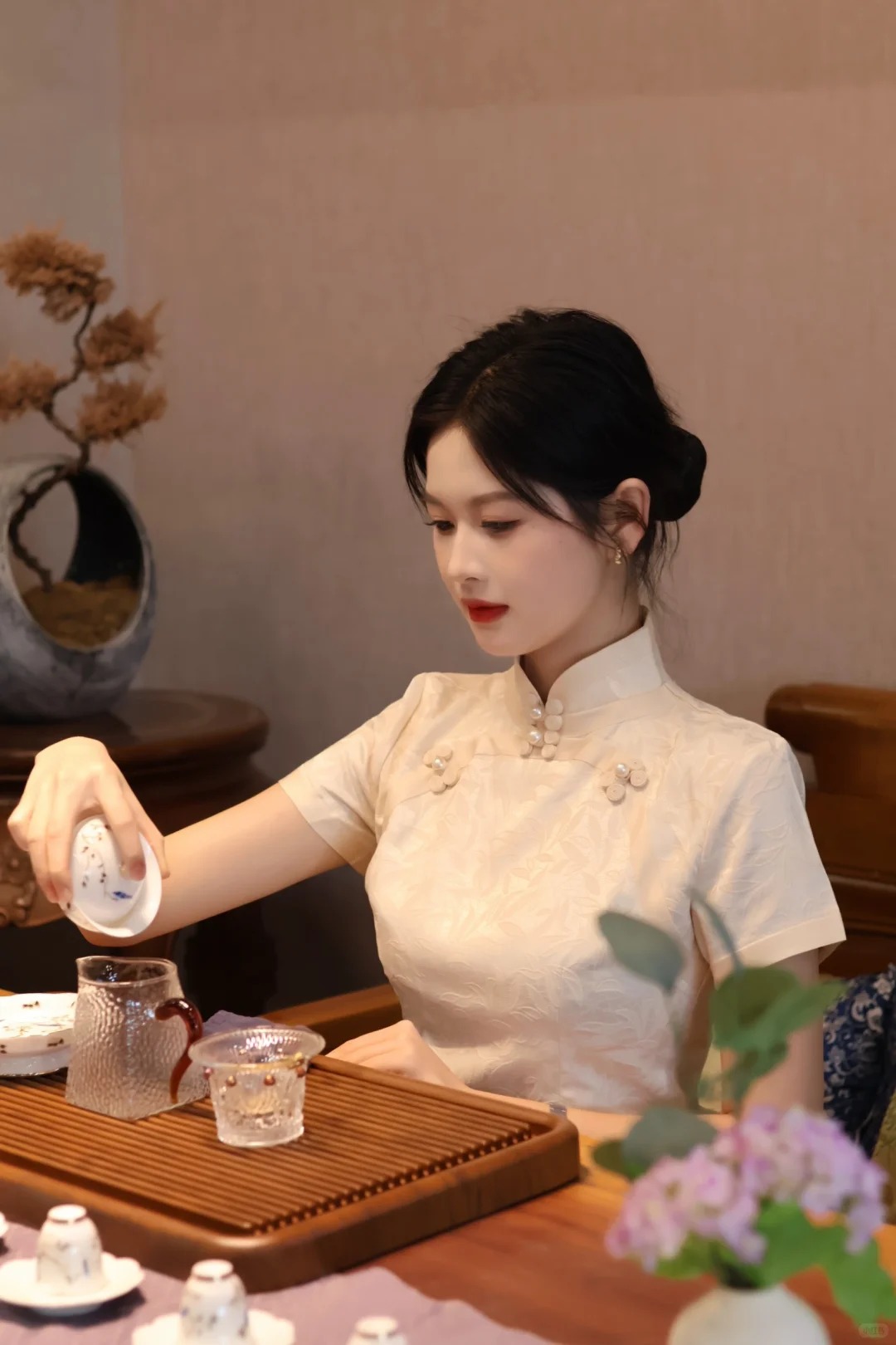 浅色中式服装人物室内配图