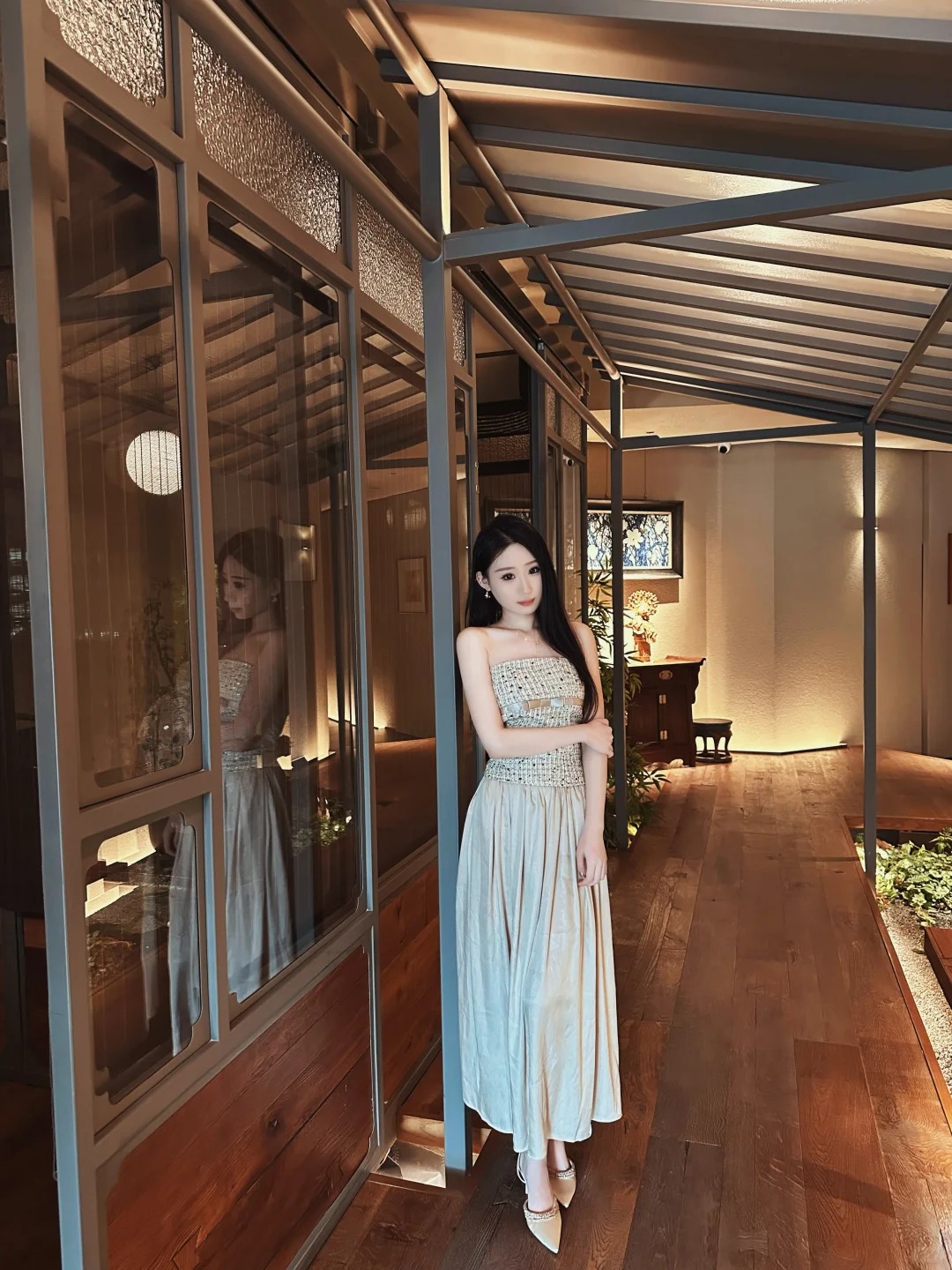 女性站在木质走廊中
